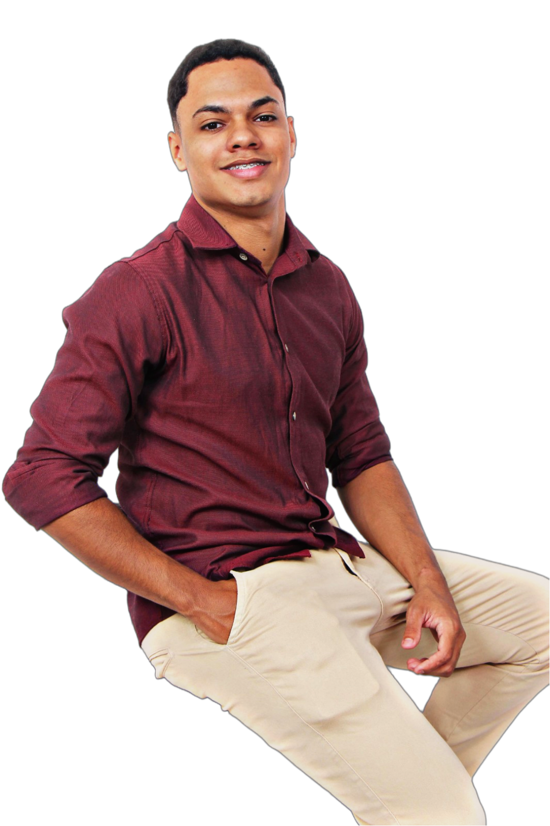 Homem segurando um celular com gráficos de trade